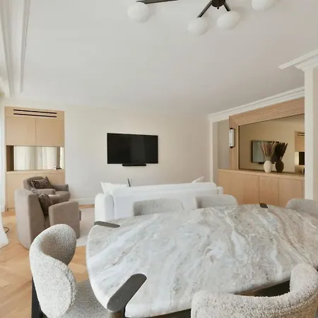 Luxury Modern 2br Ac Marais Metro Steps Away *